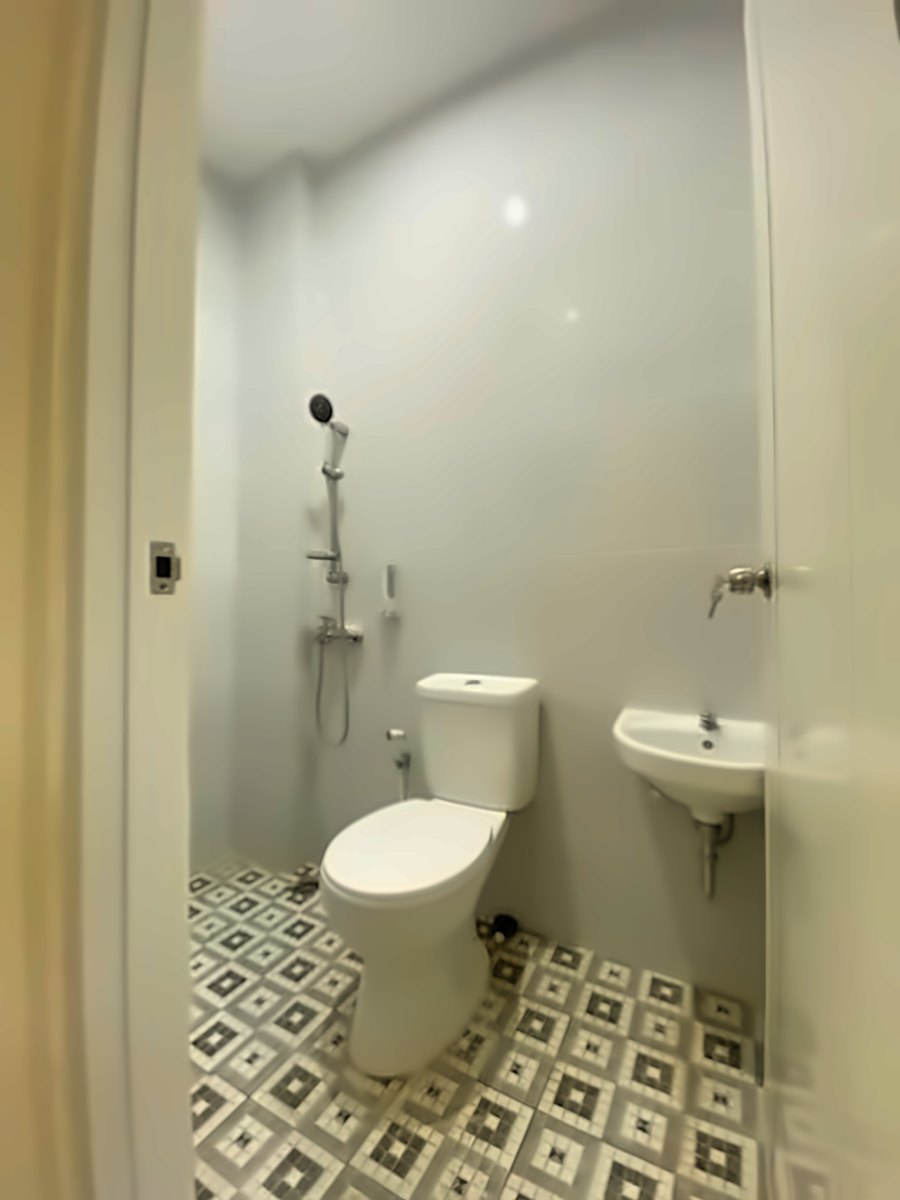Kamar mandi dalam dengan shower, wastafel, dan toilet duduk