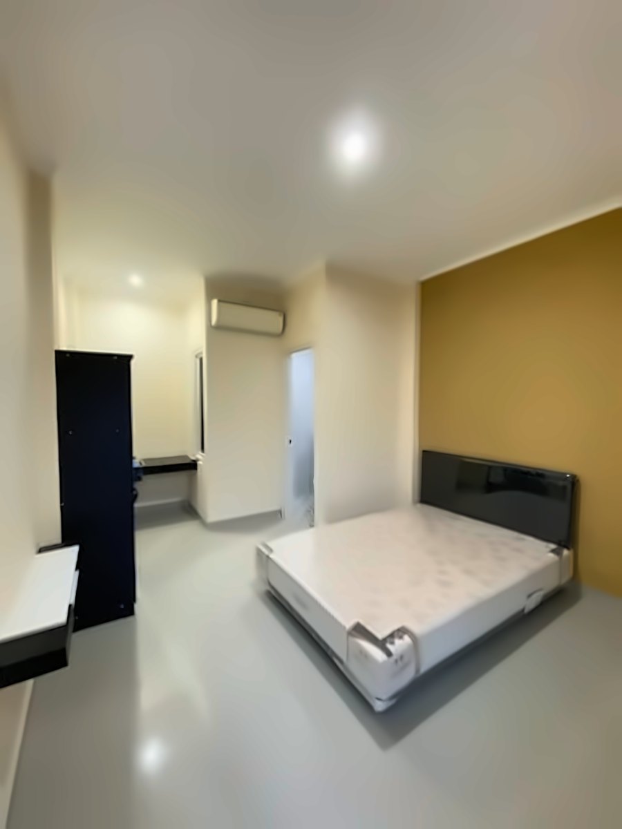 Kamar tipe Standard dengan AC, kasur, lemari, dan kamar mandi dalam