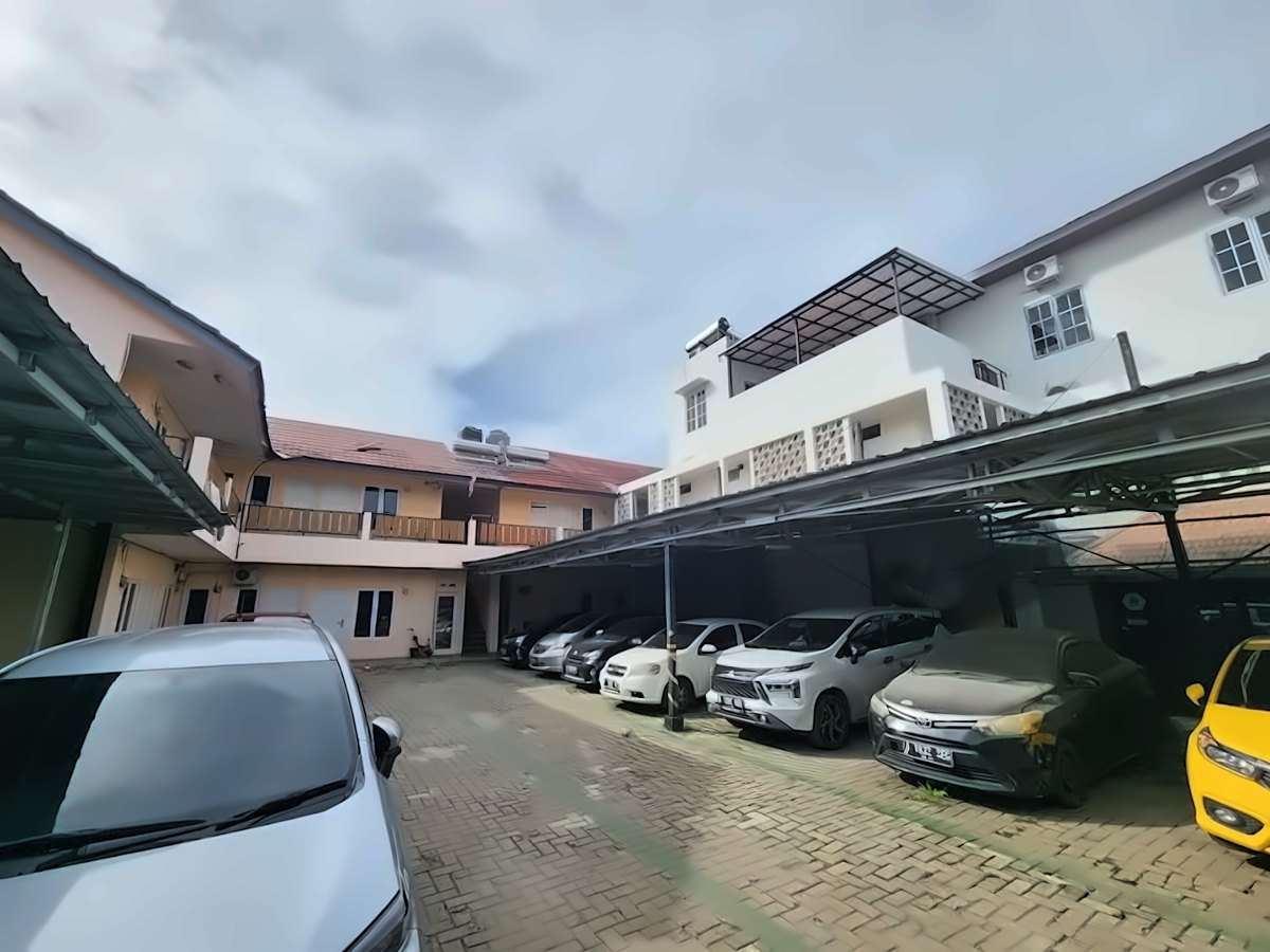 Area parkir di dalam kos